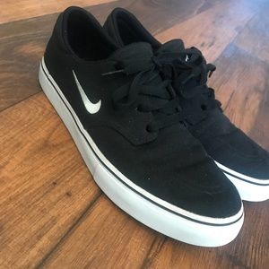 nike flat bottom shoes